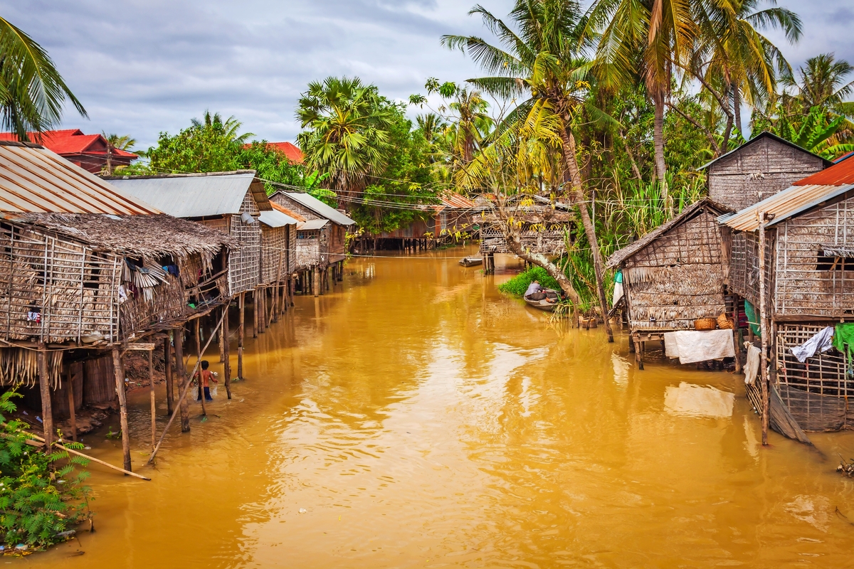 Maison typique au bord du lac Tonlé Sap, Cambodge. - © Lukasz Janyst - stock.adobe.com