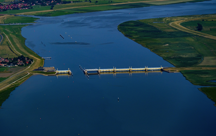 Emssperrwerk kurz vor Emden an der Nordseeküste - © flightpixel - stock.adobe.com