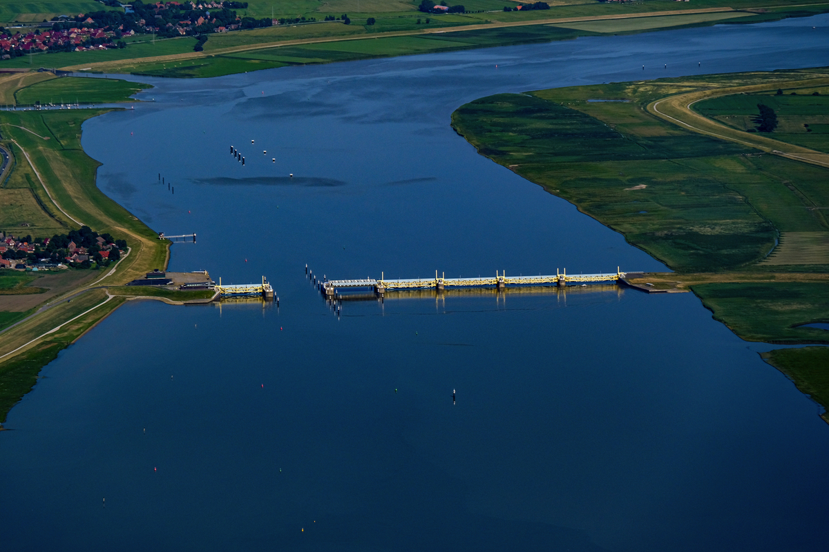 Emssperrwerk kurz vor Emden an der Nordseeküste - © flightpixel - stock.adobe.com