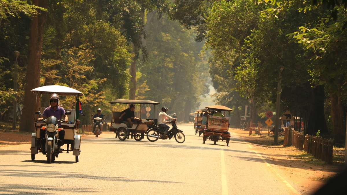Tuk Tuks fahren auf den Straßeen in Kambodscha - © Bry - stock.adobe.com