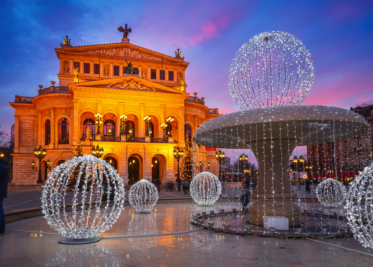 Alte Oper in Frankfurt zur Weihnachtszeit - © sborisov - stock.adobe.com