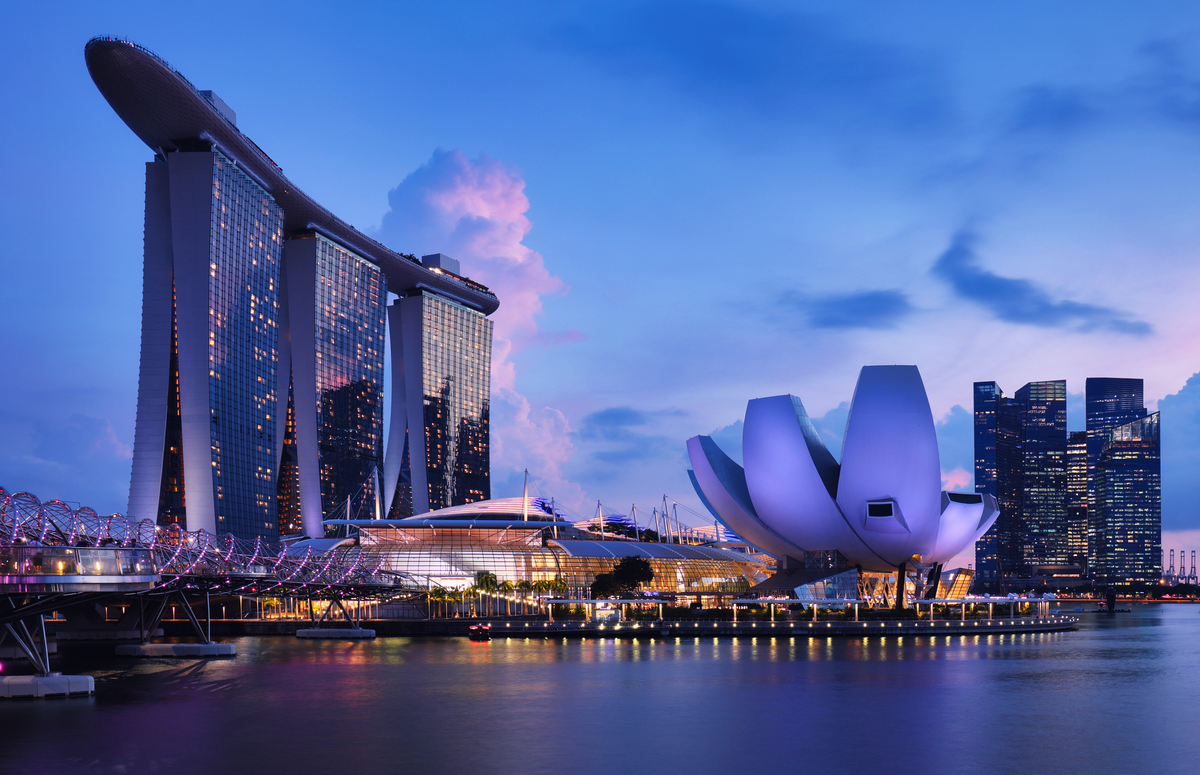 Skyline von Singapur an der Marina Bay während der Dämmerung - © TTstudio - stock.adobe.com