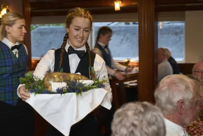 gala-dinner-lord-of-the-highlands Kellnerin serviert beim Galas-Dinner auf der MS Lord of the Highlands