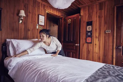 housekeeping Mitglied des Housekeeping-Teams richtet das Bett in einer Kabine