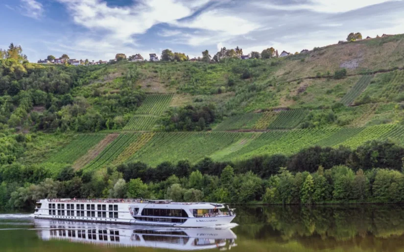 Antonio-Bellucci-Rhein-und-Mosel Flusskreuzfahrtschiff Antonio Bellucci auf der Mosel mit Weinbergen