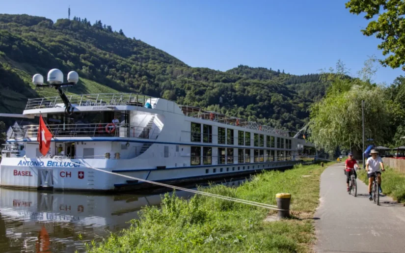 Antonio-Bellucci-an-Anlegestelle- Heckansicht des Flusskreuzfahrtschiffs Antonio Bellucci an Anlegestelle