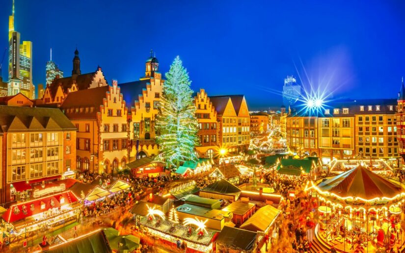 Historische Gebäude des Frankfurter Weihnachtsmarktes beleuchtet