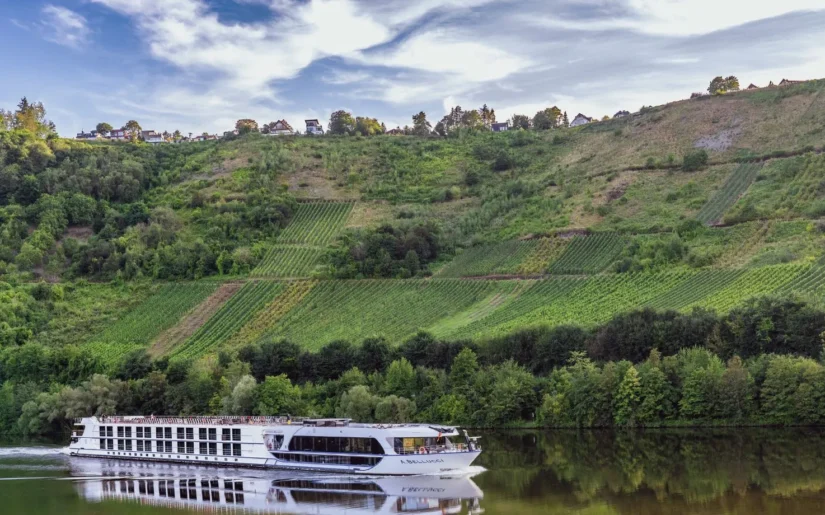 MS-Antonio-Bellucci-unterwegs-auf-Rhein-und-Mosel Steuerbordseite des Flusskreuzfahrtschiffes MS Antonio Bellucci unterwegs auf der Mosel