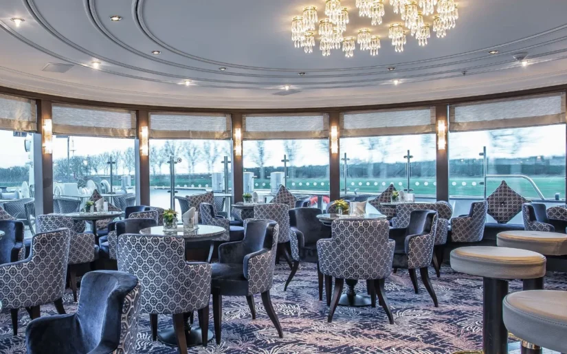 MS-Moments-Salon Panoramasalon der MS Moments mit Ausblick auf die Hafeneinfahrt.