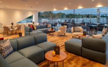 Elegante Lounge der MS Thurgau Gold mit Panoramablick auf den Rhein – entspannte Atmosphäre während einer Flusskreuzfahrt im Advent