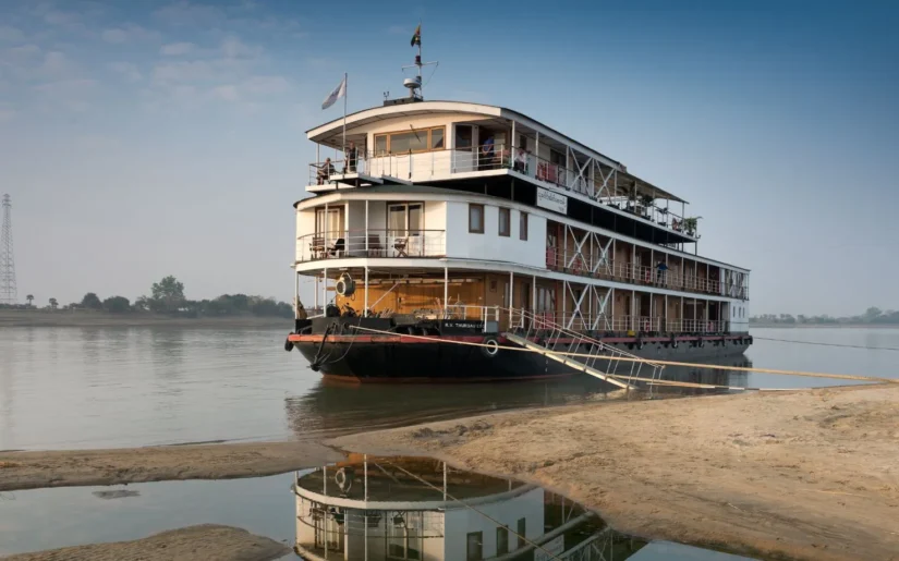 Myanmar-TG-Exotic-Sandbank- Backbordseite der TG Exotic an einer Sandbank in Myanmar.