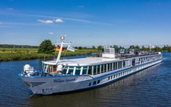 Flusskreuzfahrtschiff MS Saxonia mit Steuerhaus