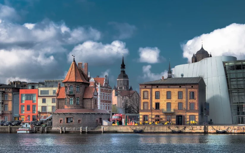 Bild zeigt den Hafen von Stralsund am Abend für Flusskreuzfahrt ab Stralsund