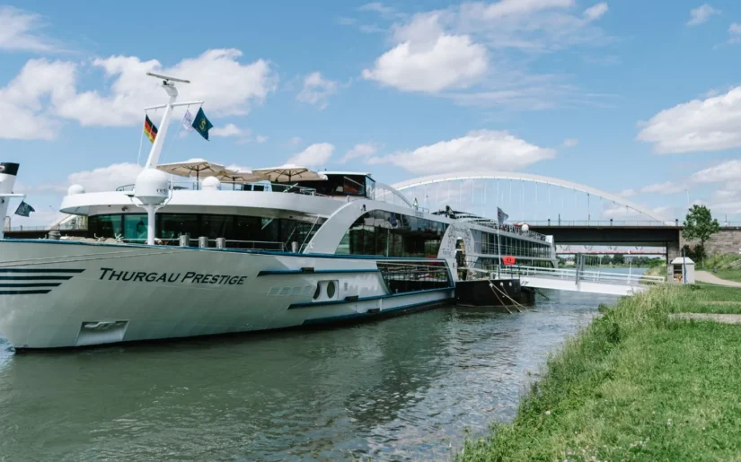 Thurgau-Prestige-aussen-an-Anlegestelle-1 Flusskreuzfahrtschiff Thurgau Prestige am Anleger mit Gangway
