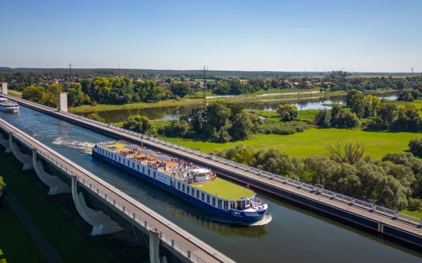 Flusskreuzsfahrtschiff Brücke Flusskreuzfahrtschiff auf einer Wasserbrücke zum Kreuzen eines Flusses