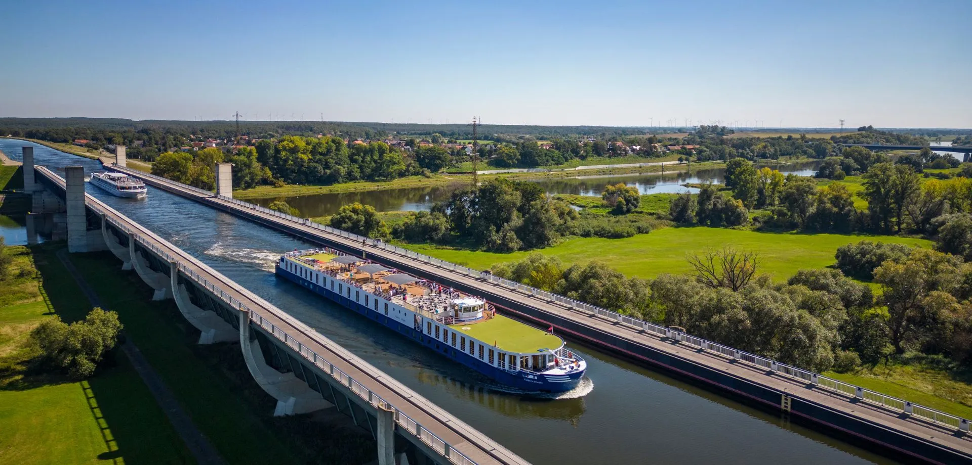 Flusskreuzfahrtschiff auf einer Wasserbrücke zum Kreuzen eines Flusses